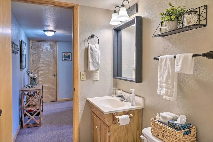 Table Rock Lake Cabin - Lake-Pool-Hot Tub - Interior