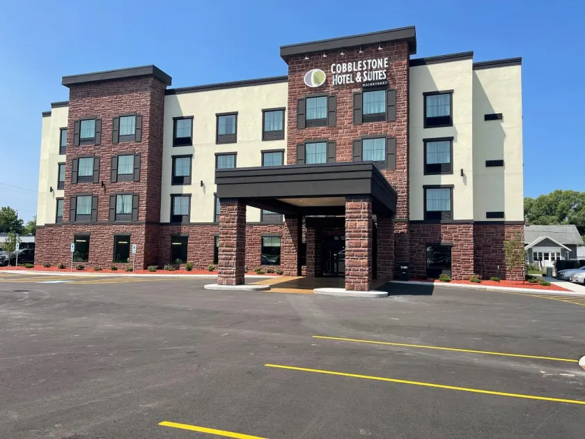 Cobblestone Hotel & Suites - Little Chute - Image 1