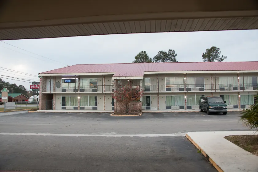 Cocomo Inn and Suites - Image 1