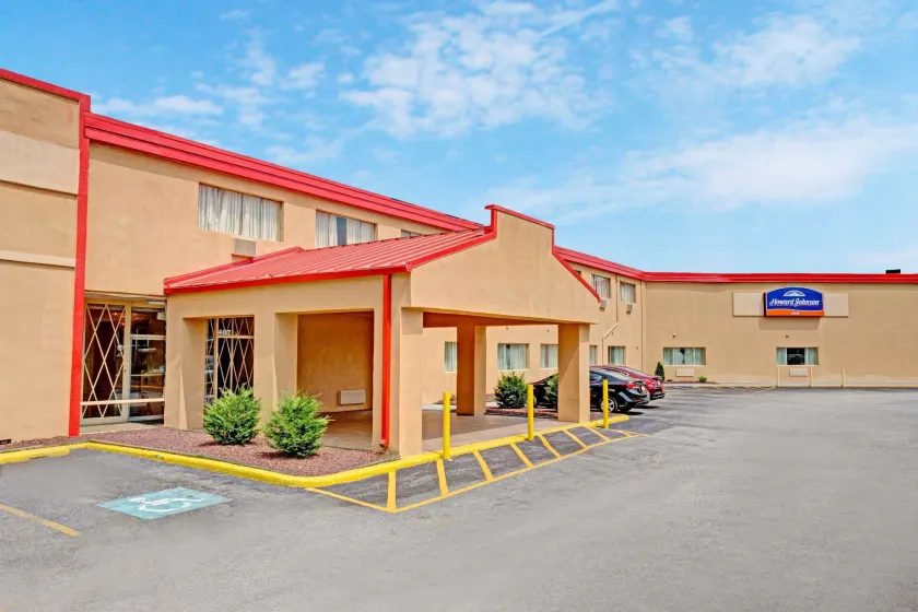 Howard Johnson by Wyndham Pikesville - Image 1