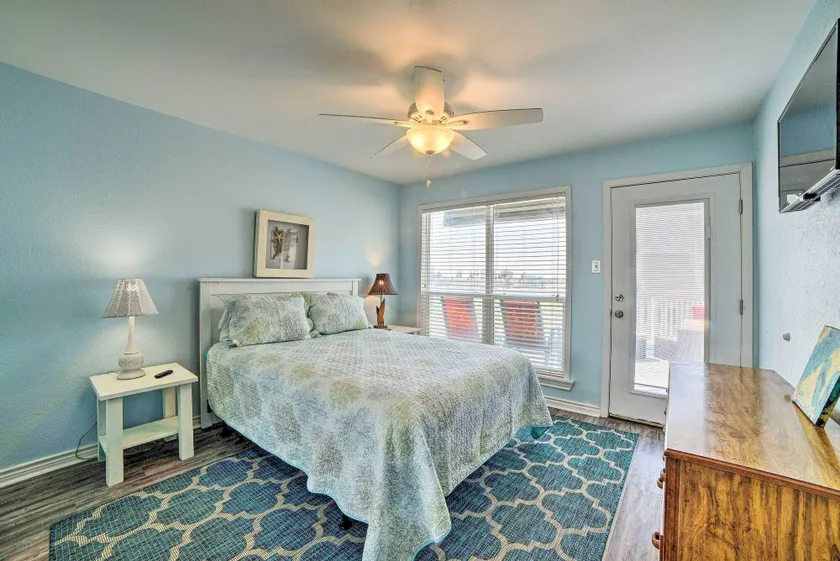 Oceanfront Texas Condo w/ Pool: Pets Stay Free - Innvendig