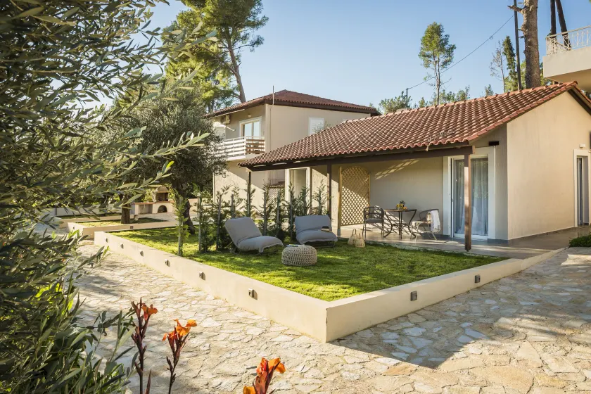 Malibu Studios & Apartments - Image 1