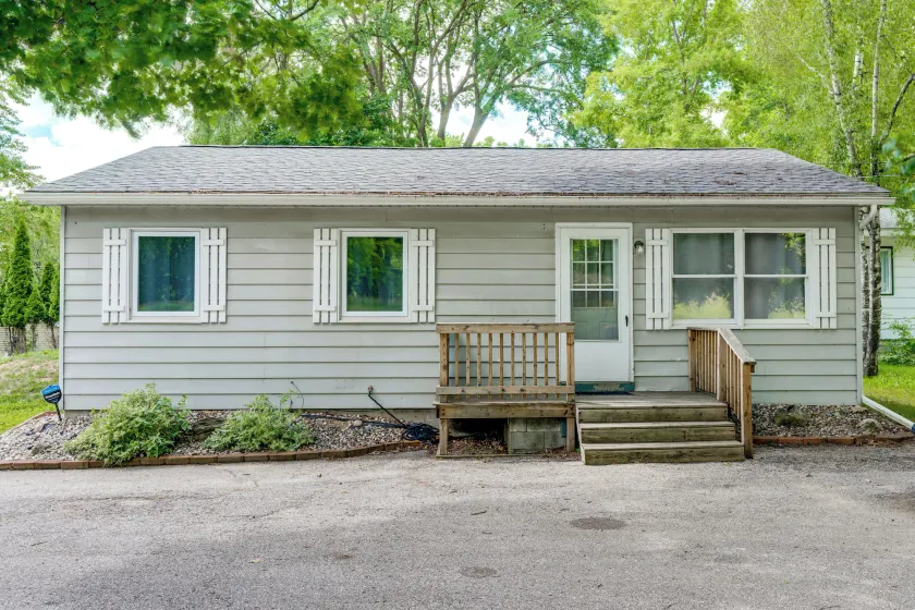 2 Mi to Cmu! Quaint Bungalow w/ Fenced Backyard - Image 1