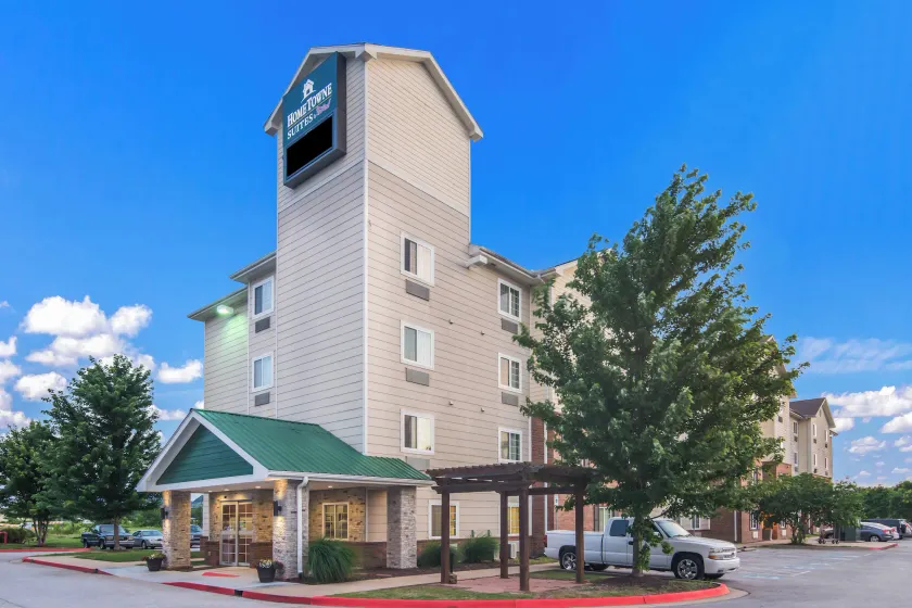 HomeTowne Studios & Suites by Red Roof Bentonville - Image 1