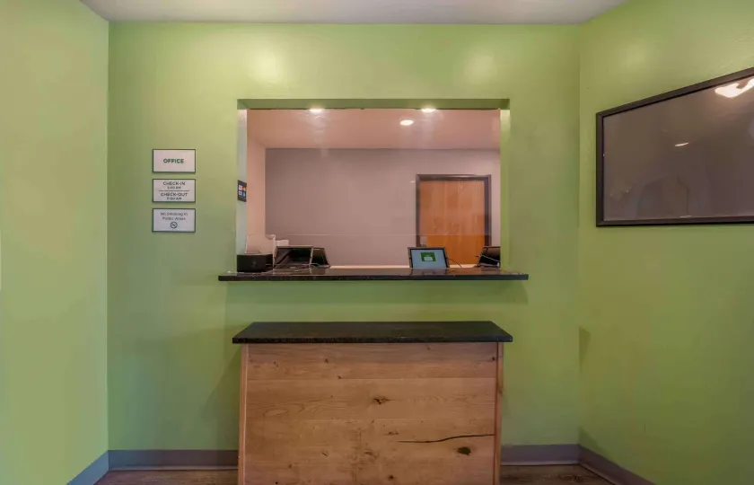 WoodSpring Suites Springdale - Hall