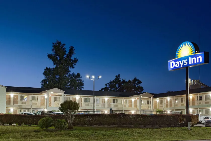 Days Inn by Wyndham Kerrville - Image 1