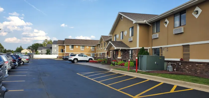 Super 8 by Wyndham Sterling Heights/Detroit Area - Image 1