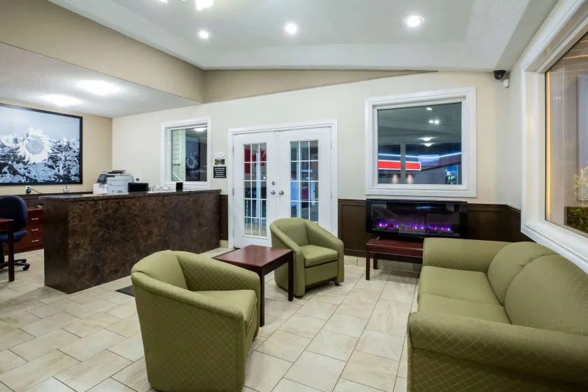 Super 8 by Wyndham Smoky Lake - Lobby