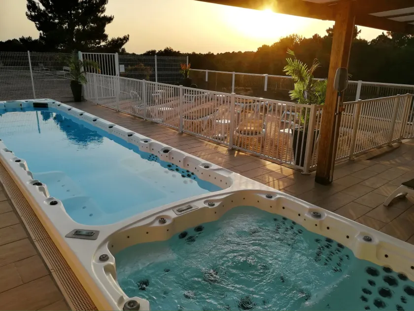 Logis Hotel Le Tropicana - Image 1