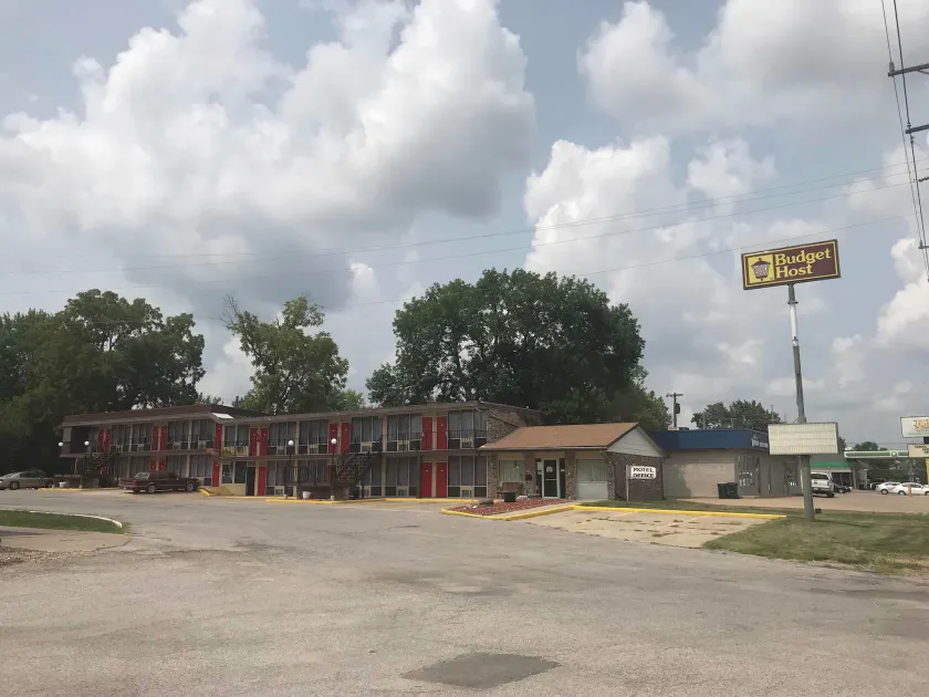 Budget Host Village Inn - Image 1