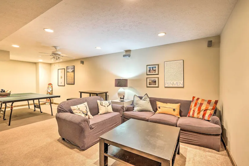 Game Room & Fire Pit: Spacious Elk Park Lodge! - Interiör