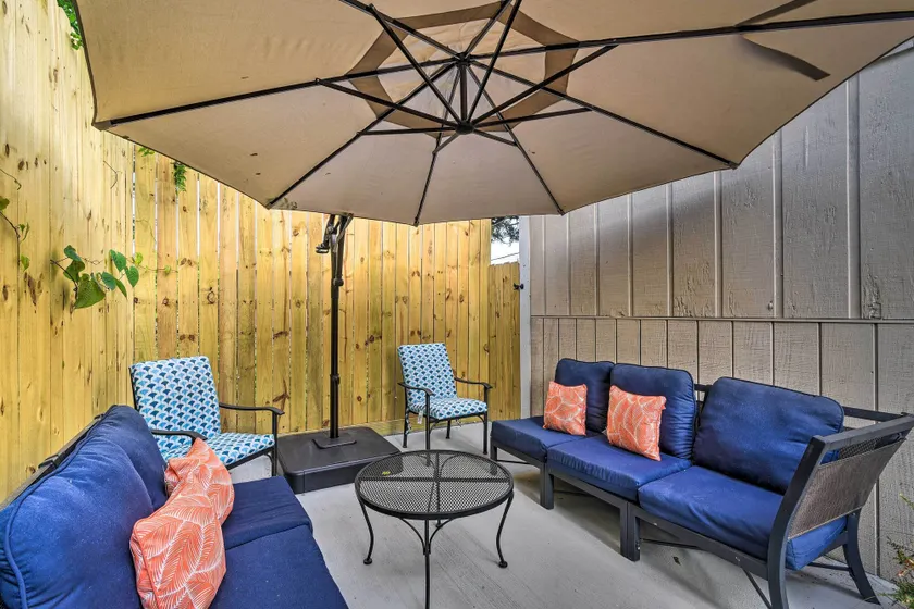 1 Mi to Seawall! Dog-Friendly Coastal Getaway - Interior
