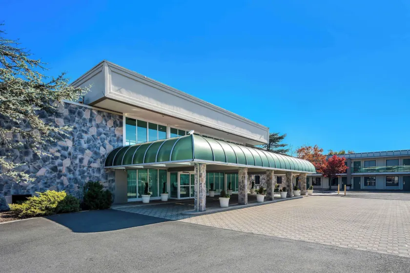 Brandywine Valley Inn SureStay Plus by Best Western - Image 1