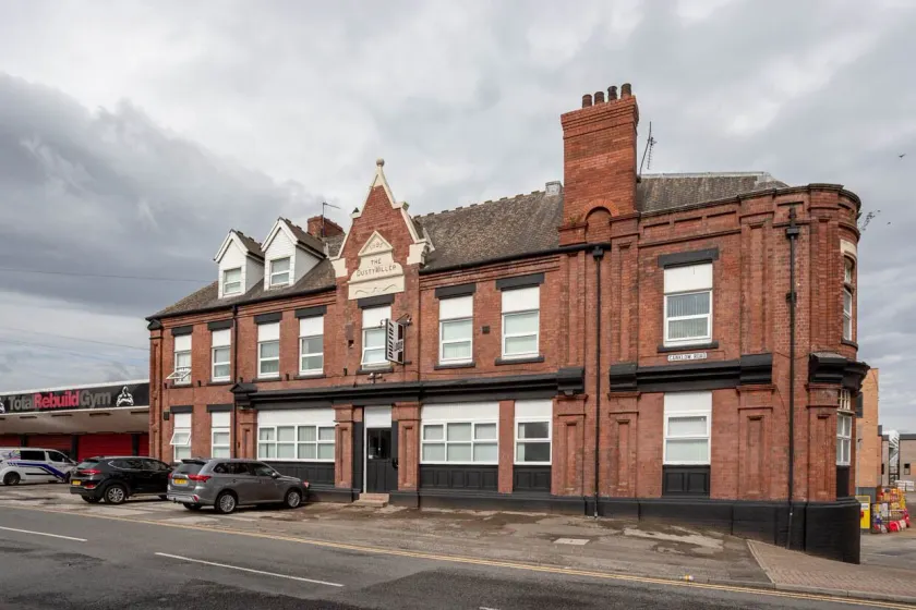 Dusties Hotel - Image 1