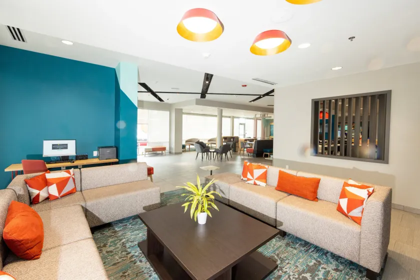 Avid Hotels - Denver Airport Area by IHG - Sitzecke in der Lobby