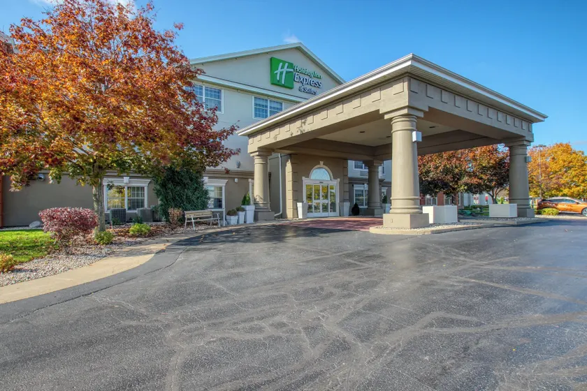 Holiday Inn Express Hotel & Suites Oshkosh - State Route 41 by IHG - Image 1