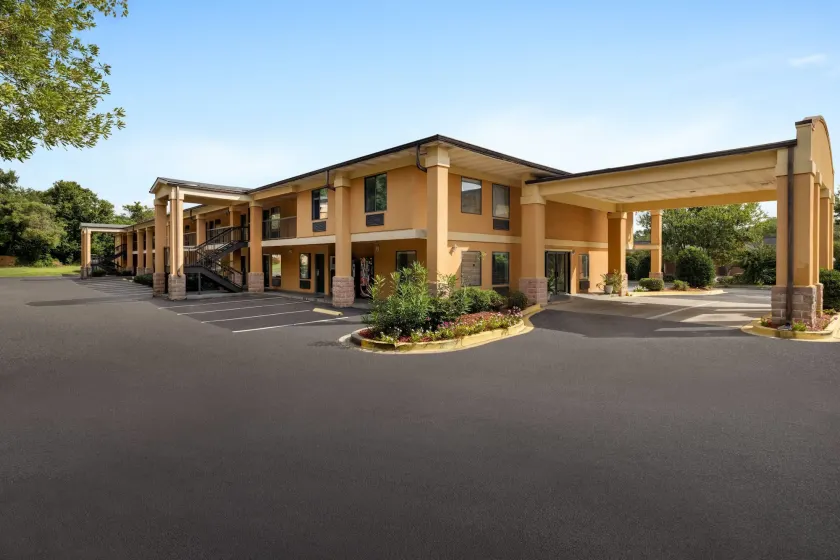 Days Inn by Wyndham Blythewood North Columbia - Image 1
