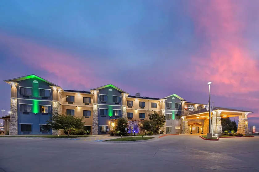 Best Western Plus Emerald Inn & Suites - Image 1
