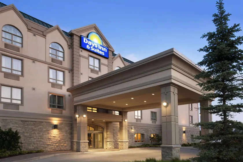 Days Inn & Suites by Wyndham Collingwood - Image 1