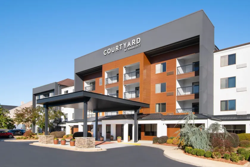 Courtyard by Marriott Burlington - Image 1