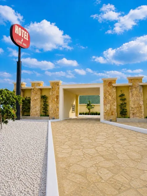 Hotel Luna Inn - Image 1