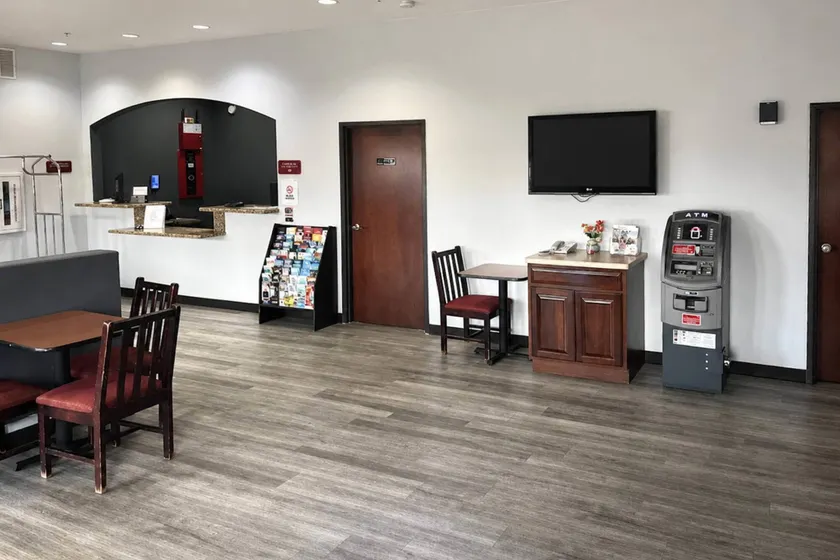 Suburban Studios Clute - Lake Jackson - Lobby