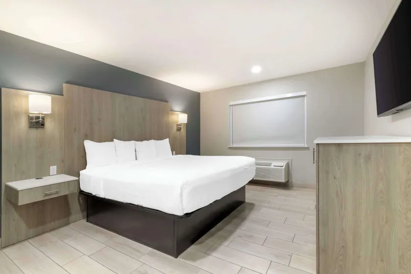 Best Western Plus Edinburg Inn & Suites - Image 1