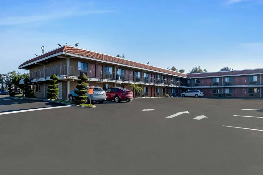 Knights Inn Madera - Image 1