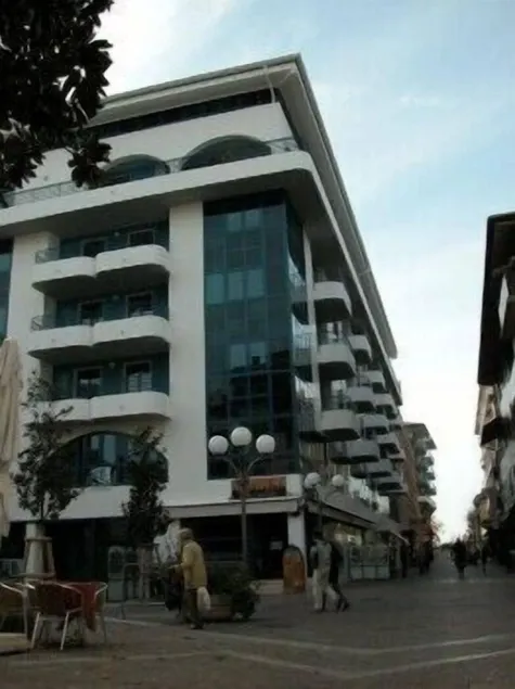 Lacroma Aparthotel - Image 1