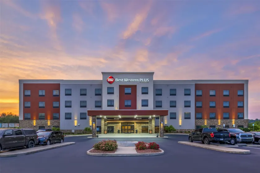 Best Western Plus Elizabethtown Inn & Suites - Image 1
