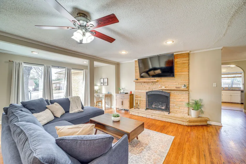 Tulsa Home 5 Mi to Downtown: Groups Welcome! - Image 1