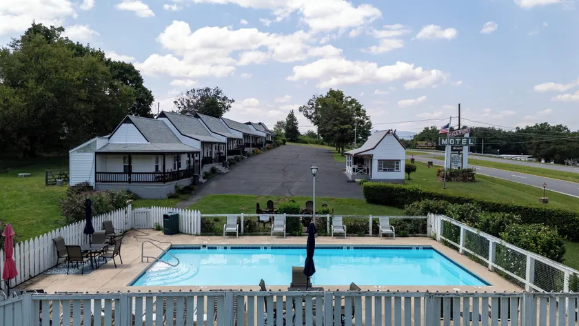 Hillside Hotel - Image 1