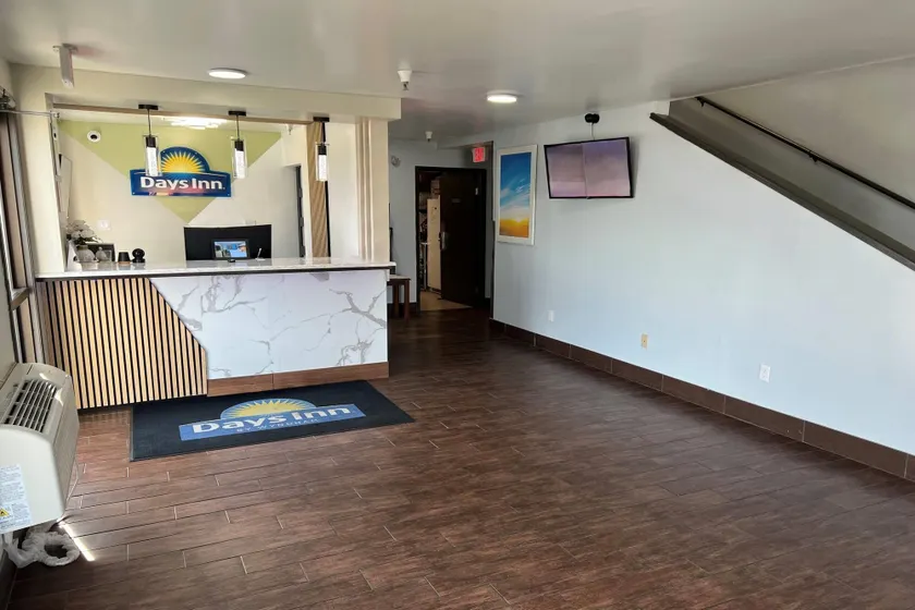 Days Inn by Wyndham Salina I-70 - Lobby