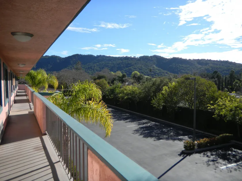 Oakridge Inn - Image 1