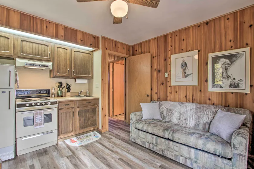 Pet-friendly New Auburn Apt w/ On-site Lake! - Innenbereich