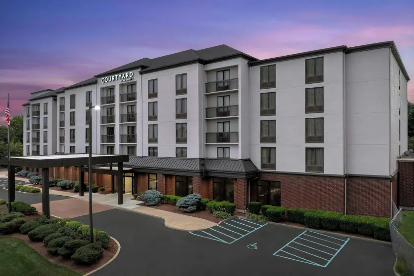 Courtyard by Marriott Bloomington - Image 1