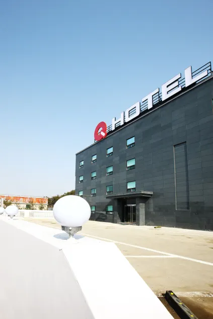 Q Hotel - Image 1