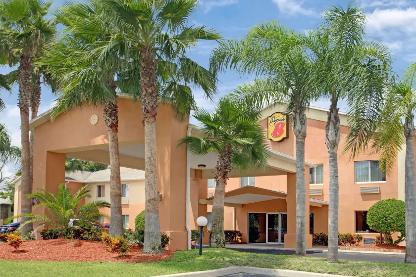 Super 8 by Wyndham Daytona Beach - Image 1