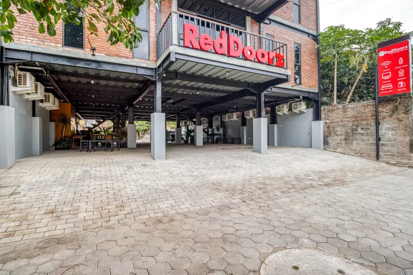 RedDoorz Syariah @ Babadan Baru Jakal - Image 1