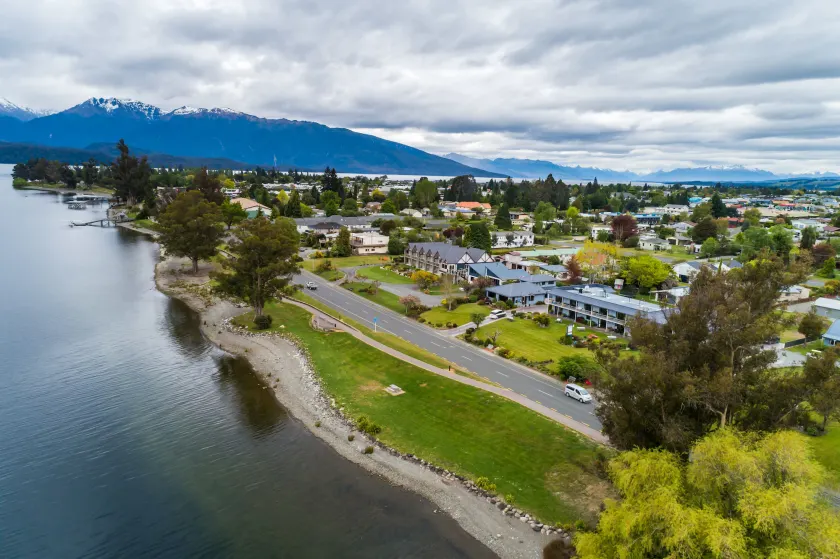 Lakeside Motel & Apartments - Image 1