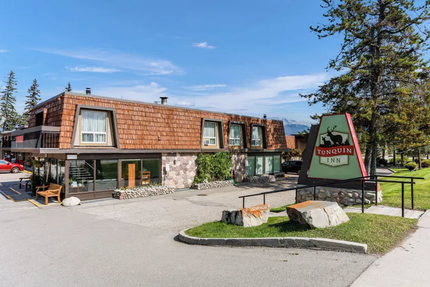 Tonquin Inn - Image 1