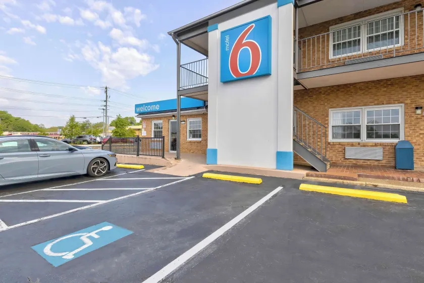 Motel 6-Falls Church, VA - Arlington Boulevard - Image 1