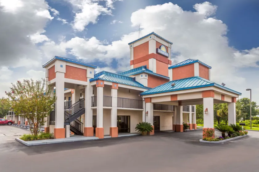 Days Inn by Wyndham Chiefland - Image 1