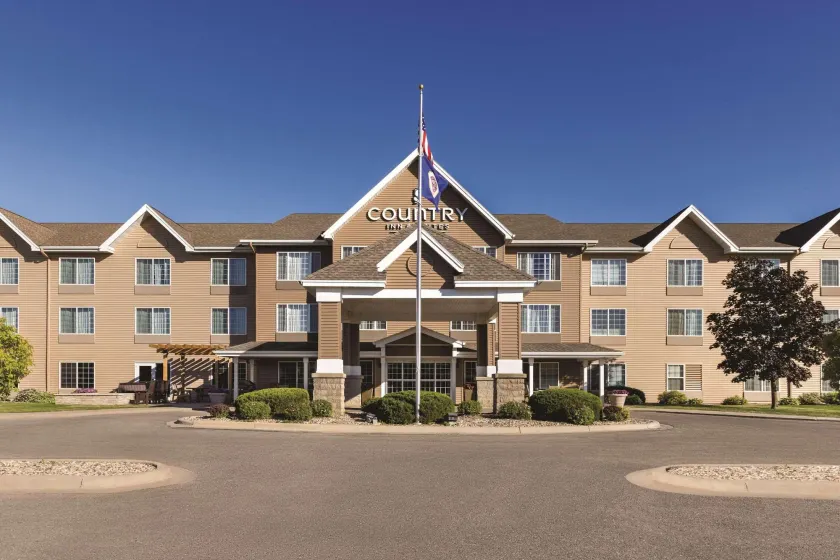 Country Inn & Suites by Radisson, Albert Lea - Austin - Image 1