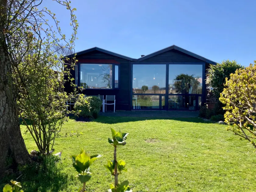6 Pers House Marijke With Winter Garden and Direct Access to the Lauwersmeer - Image 1
