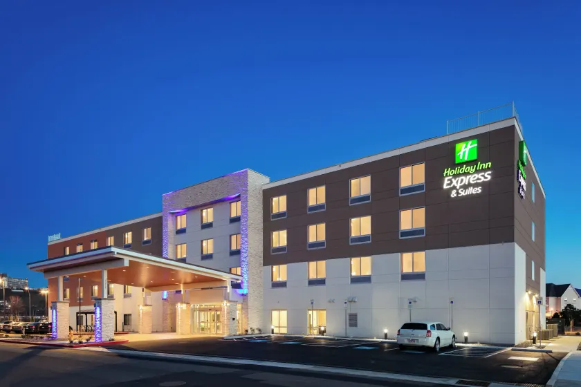 Holiday Inn Express & Suites - Medford by IHG - Image 1