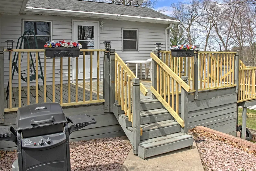 Cozy Balsam Lake Home: Deck, Private Dock + Kayaks - Innenbereich