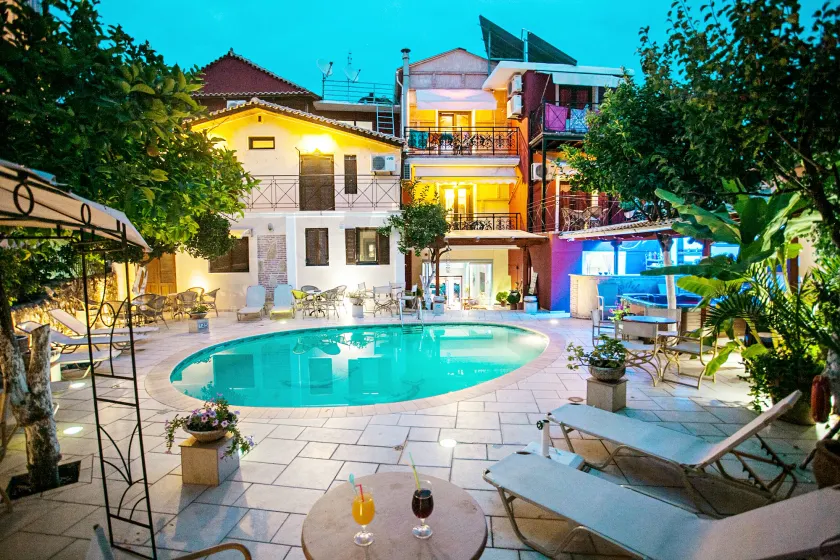 Paradise Hotel - Image 1