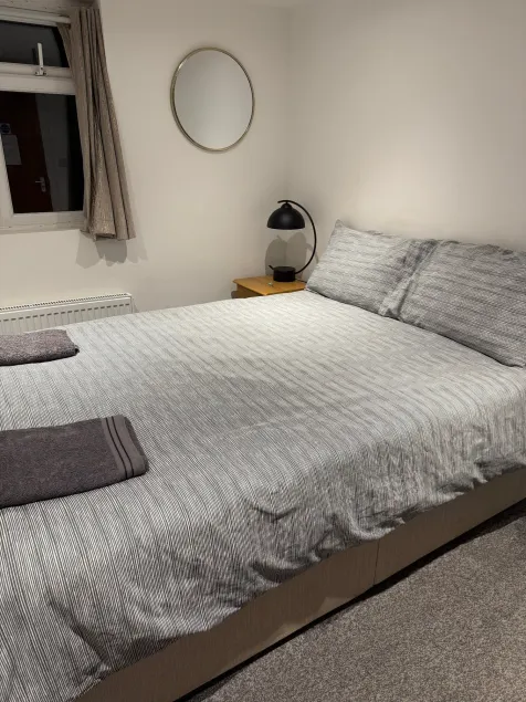 Luton Town Homestay - Near AIRPORT & Train Station, High Speed Internet - Image 1