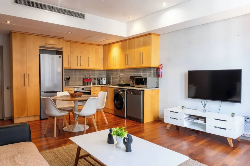 Luxurious city center apartment plus Heated pool - Image 1
